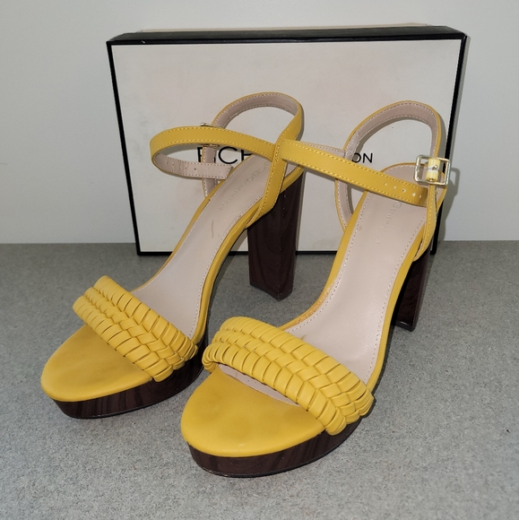 💥BCBG Generation Platform Sandals💥 - Picture 4 of 9